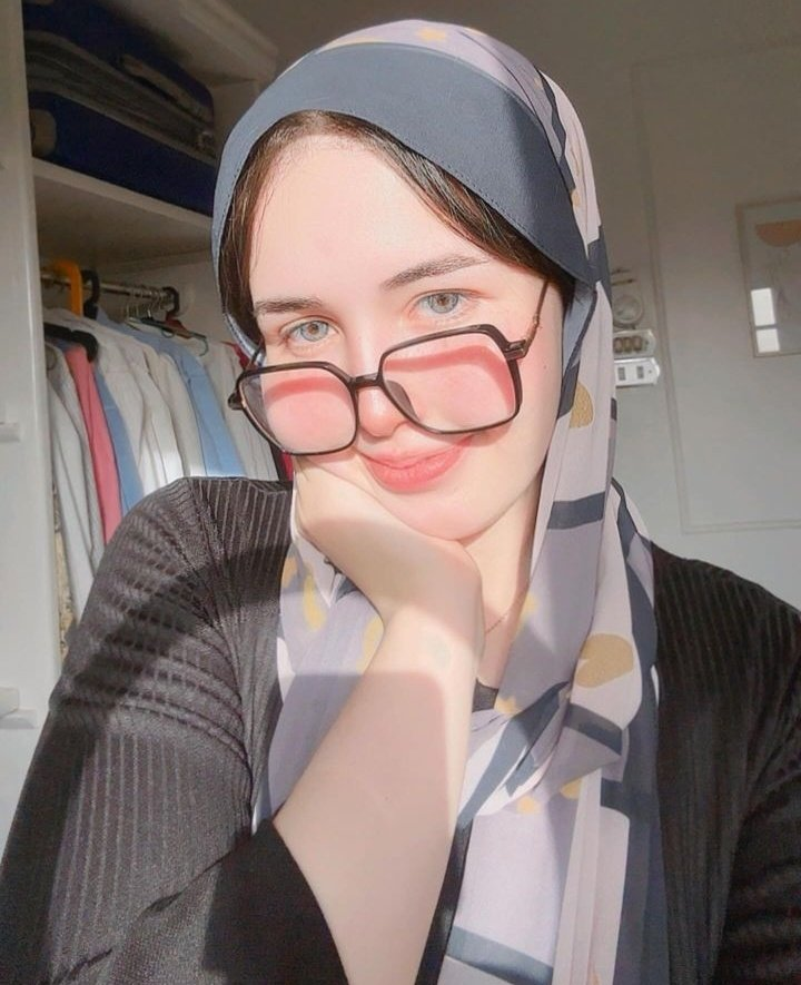 i think im gonna start gooning over hijabi girls because omfg look at this fucking face holy shit