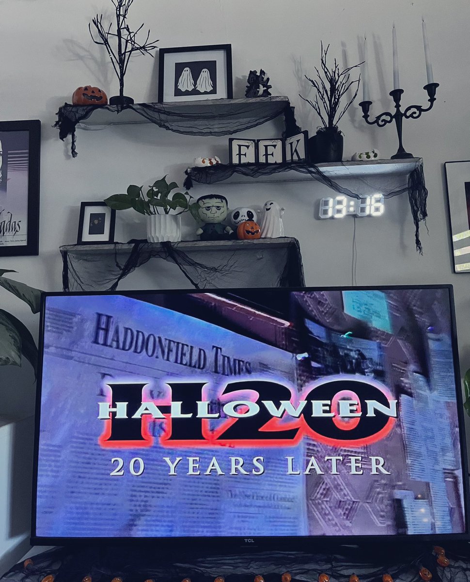 isabelinzunzaag's tweet image. #rewatching Halloween H20 (1998)🎃
This is one of my favorites so 90’s and I love the cast mostly Josh Hartnett 🖤
#HorrorMovie #Spookydecor