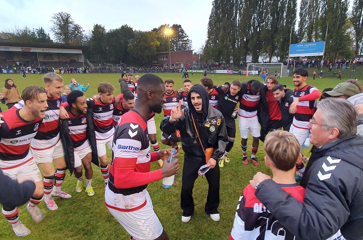 AltonaerFC1893's tweet photo. Es war uns ein Fest.😍 Danke an 1312 Zuschauer! Unfucking fassbar.😬 Wir sind stolz auf unsere Jungs, die sich heute reingehängt haben und wir feiern unseren Schlussmann @dennislohm der am Sonntag seinen  Ehrentag gefeiert hat.🖤🤍❤️ #altona93 #welovealtona #hamburg #fussball #oberliga #groundhopping #kultstattkohle
@mssp.sportphoto  Weltbester Fotograph 🖤🤍❤️