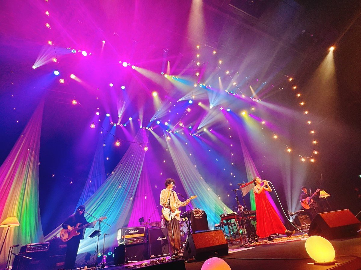 moumoon_masaki's tweet photo. 今年は、国際フォーラムホールCでの中秋の名月ライブ、無事に終えました。YUKAちゃん、サポートミュージシャンの皆さま、スタッフの皆さま、そして、昨日会場に来てくださったファンの皆さまのおかげで、とっても素晴らしい空間になり、尊い時間に感じました。ありがとうございました。最高のステージでした✨🌈

いろいろ片付けていたら朝になってしまいました😇  
(マネージャーさま撮影。良い写真をありがとう😊)
#moumoon #中秋ライブ