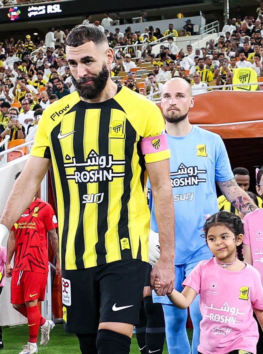 الصدف وكأنها تقلد بنزيما 😂💛💛💛