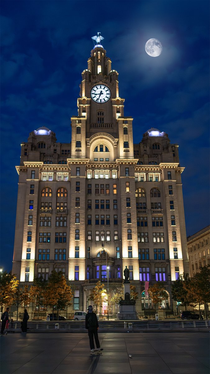Moonlight over #Liverpool. Goodnight folks.