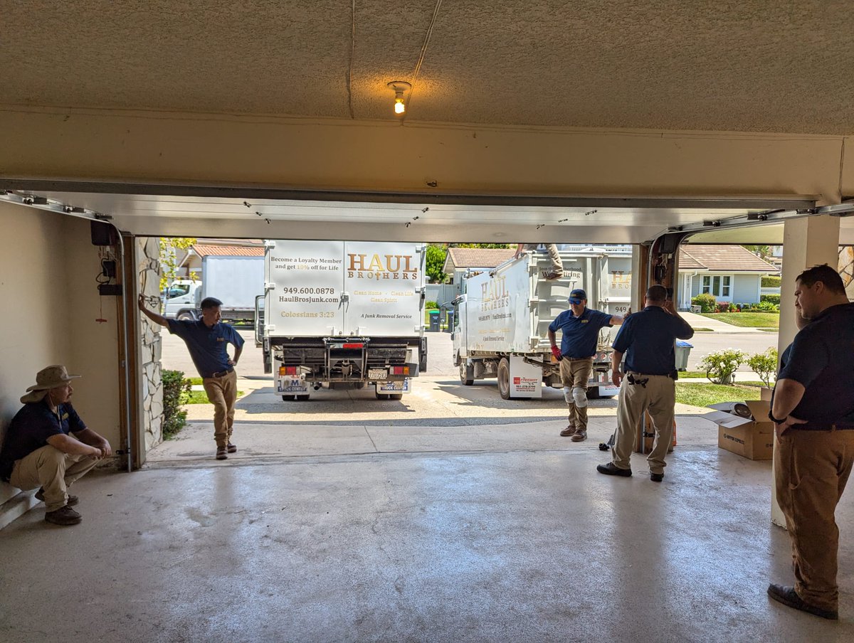 Haulbrosjunk's tweet image. Time to tackle that storage unit? We’ll take care of the junk so you don’t have to! Simplify your life today! 📦🚛 #StorageUnitCleanout #DeclutterLife #StressFreeService