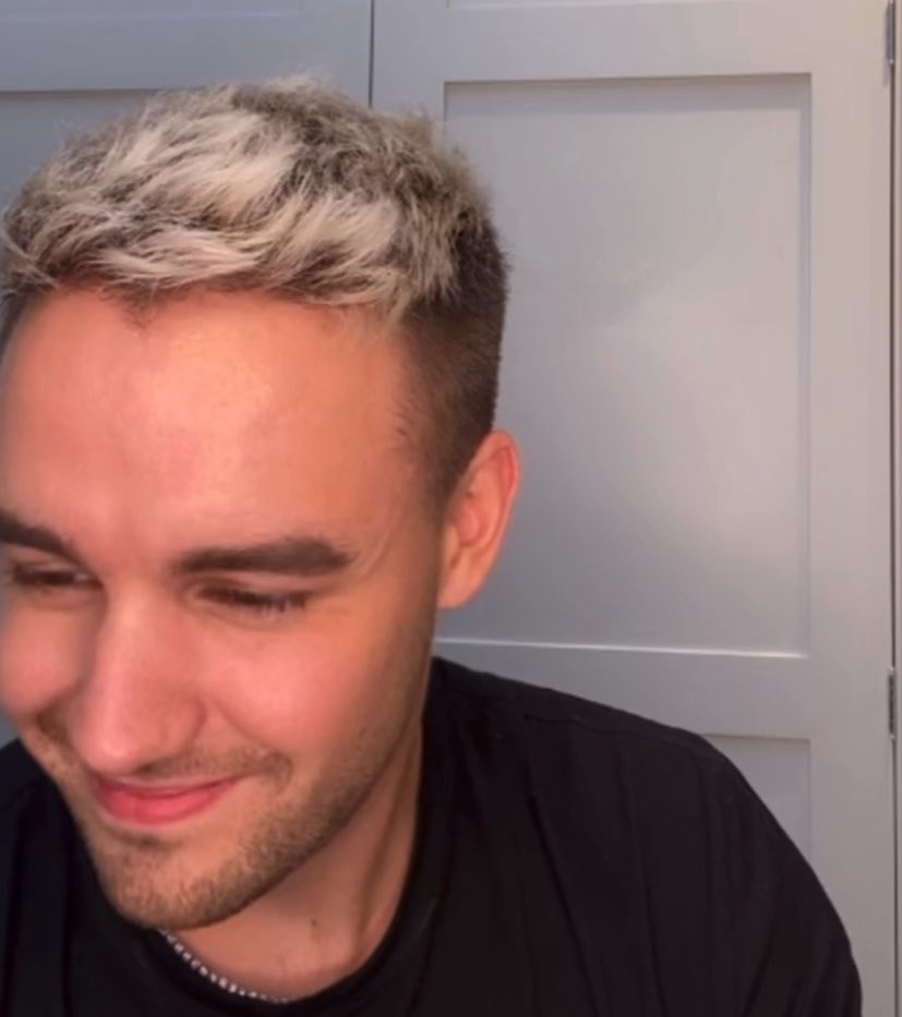 ediazenthusiast's tweet photo. Liam listening to Change in his livestream has a special place in my heart… look how fond he was of Louis 😖 https://t.co/H1VwSNUC7w