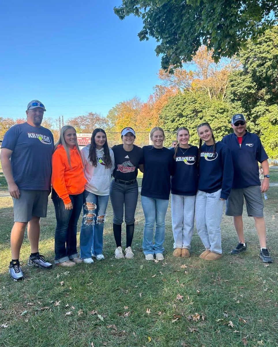 KitnerA2026's tweet photo. Got to see one of my old teammates play today, it was so great seeing you Emma and your amazing team!❤️@EmmaM0524 https://t.co/Tz5IqtFcik