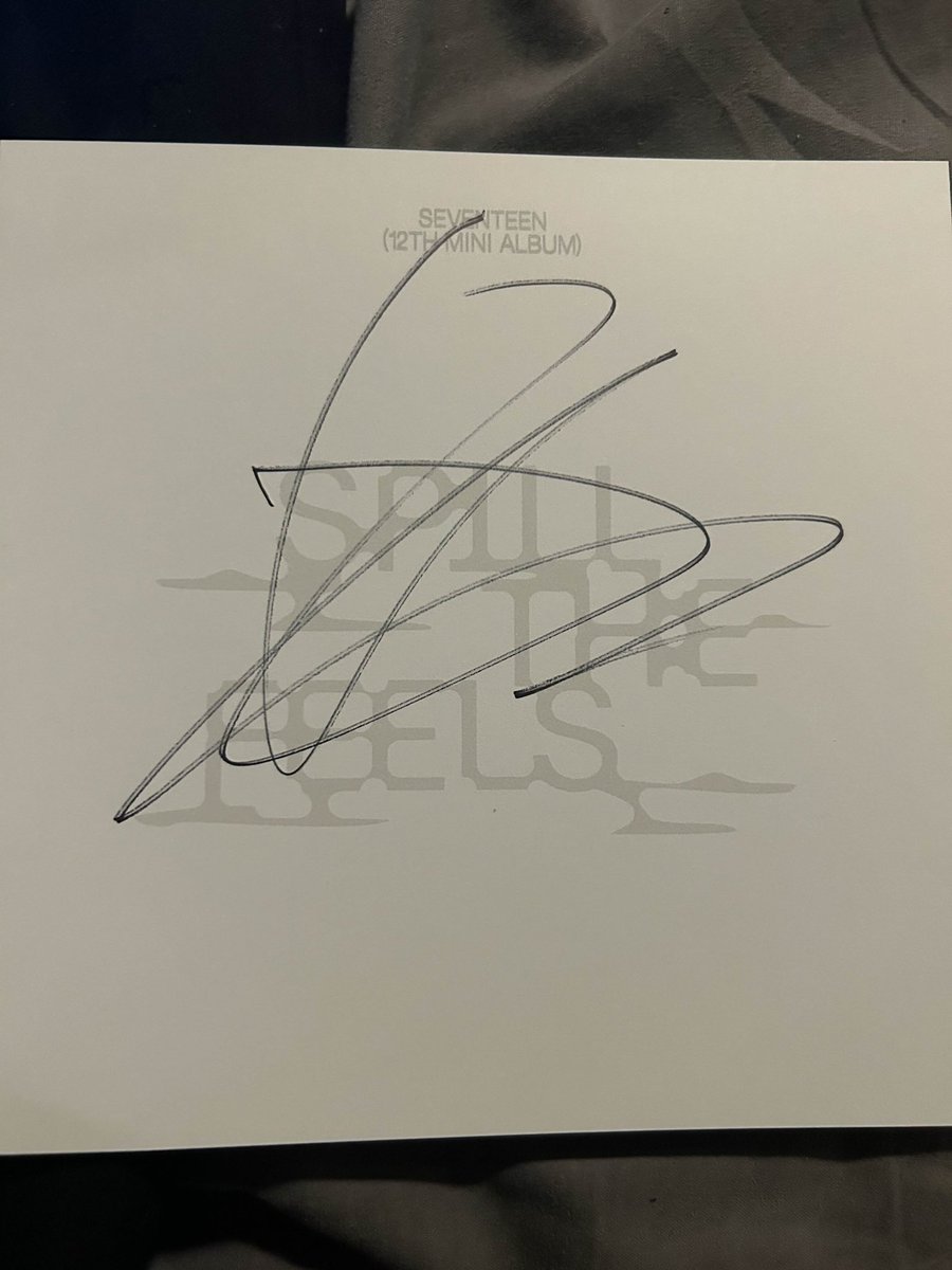 mayoneens's tweet photo. Please help, whose signatures are these 😭 

seventeen signed
#SEVENTEEN #seventeensigned https://t.co/6wytFCDQFy