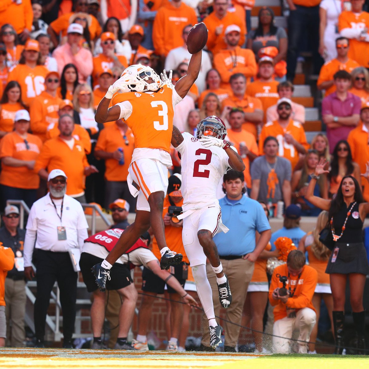 This pic of Tennessee’s one-handed INT against Bama in the end zone 😮‍💨 

(via <a href="/Vol_Football/">Tennessee Football</a>)