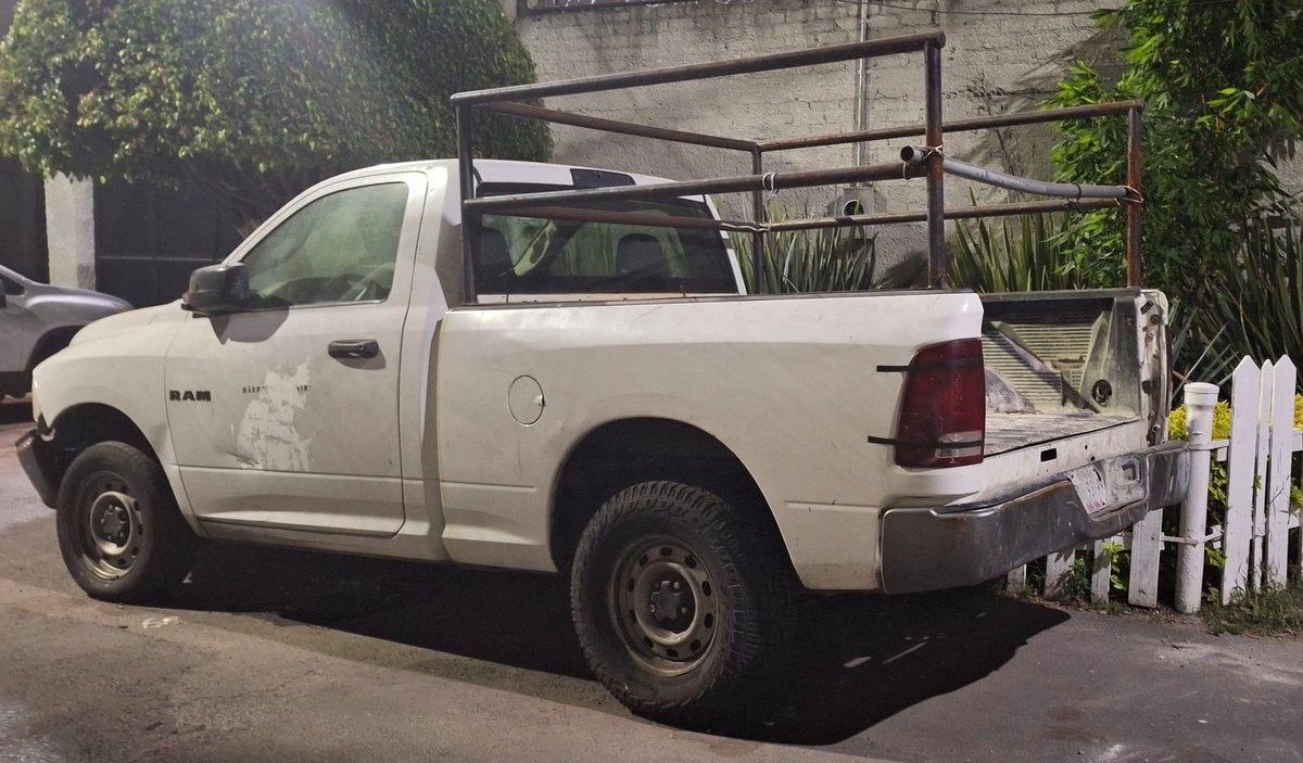 humer56's tweet photo. @Azcapotzalco_ @TransitoCdMx @TodosSomosAzcap @AzcapotzalcoMx por favor su apoyo,  camioneta abandonada, ya tiene 5 días y nadie la mueve, tiene fuga de aceite 
Av Morelos, Col santiago ahuizotla casi esquina con calle Hormiguero https://t.co/InHU17ll1c