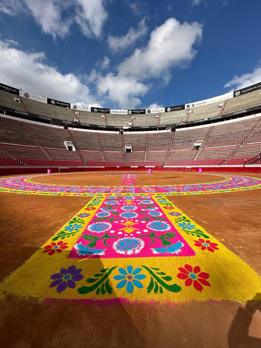 LuLlanosMx's tweet photo. 🇲🇽 Así luce el ruedo de @LaPlazaMexico para la Corrida de las Luces de hoy.

Un trabajo que inició a medianoche y terminó 4 am por artesanos huamantlecos. https://t.co/bXwYMMj6Gy