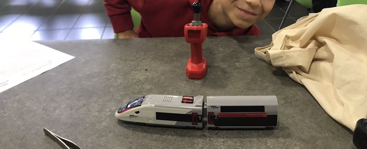 #jnr #reparation La pépite du jour 🤩 : un garçon de 12 ans qui vient faire réparer son train 🚂 et on lui apprend à le faire lui-même ! #repaircafe