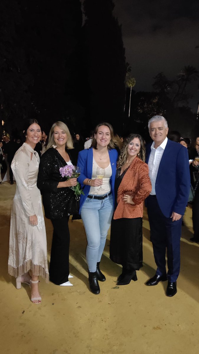 Andalucía Directo ❎ (@adirecto) on Twitter photo Anoche nos reconocieron como “Medio de Comunicación Solidario” en la gala contra el cáncer de mama “Lazo Rosa”en el <a href="/SevillaAlcazar/">Alcázar de Sevilla</a>
También fueron reconocidos <a href="/ParlamentoAnd/">Parlamento Andalucía</a> Angeles Solidarios y el oncólogo Juan Antonio Virizuela. El cierre corrió a cargo de <a href="/EfdezEsperanza/">Esperanza Fernández</a> Anoche nos reconocieron como “Medio de Comunicación Solidario” en la gala contra el cáncer de mama “Lazo Rosa”en el <a href="/SevillaAlcazar/">Alcázar de Sevilla</a>
También fueron reconocidos <a href="/ParlamentoAnd/">Parlamento Andalucía</a> Angeles Solidarios y el oncólogo Juan Antonio Virizuela. El cierre corrió a cargo de <a href="/EfdezEsperanza/">Esperanza Fernández</a>