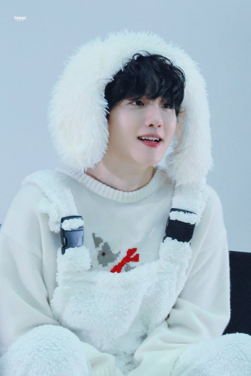 puppypupppy's tweet photo. 머리에 엄청난걸 얹었는데도 
머리카락이 기도 안 죽고 
제자리에서 자기할일(a.k.a. 뿎슬거리기)을 
하고 있는게 너무 좋음 https://t.co/u0DSMEoEV4