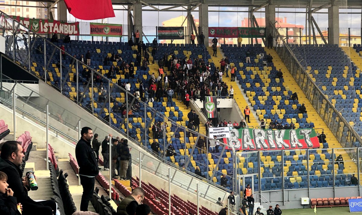 Amedspor BİTTİ!
En büyük gücü halk olan Amedspor’umuz, deplasman maçlarına sadece 100 taraftarla gidiyor. Amed’deki taraftarlarımız maça gidemiyor, neden? Çünkü yönetim ilgilenmiyor. Bahsettiğimiz problem bu, Amedspor’u bitiriyorlar. Siz de buna seyirci kalıyorsunuz. <a href="/burbaysal/">Burç Baysal</a>