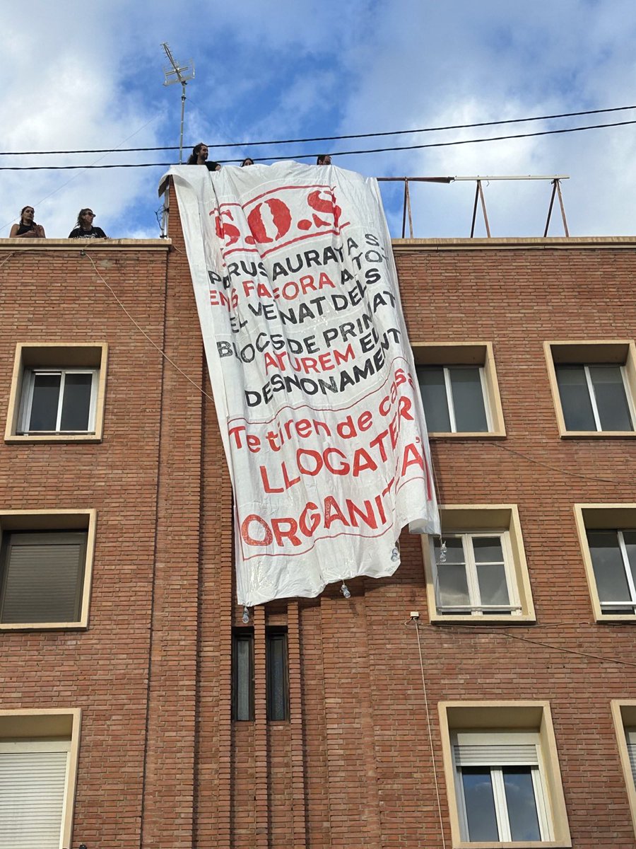 SdHValencia's tweet photo. #19O | Despleguem una pancarta en Benimaclet, en el bloc organitzat de Primat Reig.

Contra polítics i rendistes, les llogateres ens organitzem!

Seguim cap a Torres de Serrans 🔥 https://t.co/NDANXd8tR2
