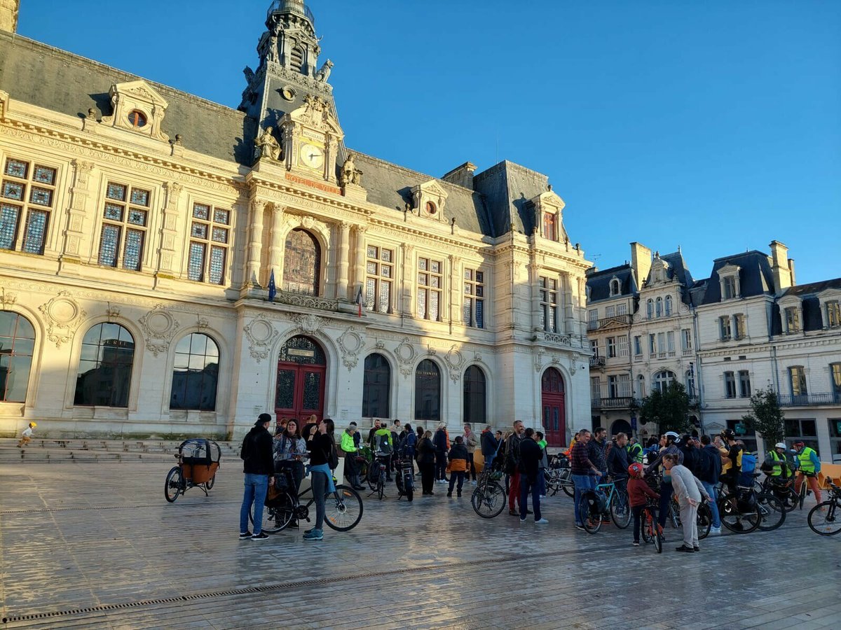 A Poitiers, une minute de silence devant la mairie à l'appel de @VelotafGP, en mémoire de Paul Vary. Ce cycliste a été écrasé par un automobiliste à Paris mardi, après une altercation.