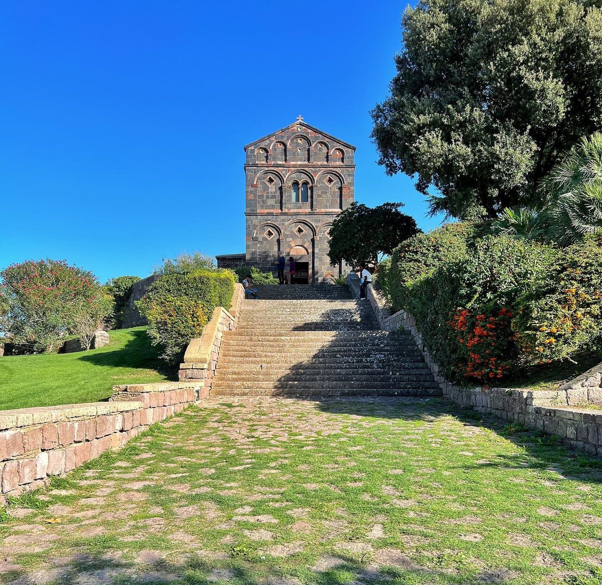 AutunnoBarbagia's tweet photo. Adagiata su un prato verde, la maestosa Cattedrale di San Nicola domina sul centro storico di #Ottana con imponenza ed alternanza bicroma di basalto nero-violaceo e trachite rosa. #AutunnoinBarbagia 26-27 ottobre! Programma: https://t.co/d7Cz0EPcJA
📷@piera_89 https://t.co/0qpKGlO6pV