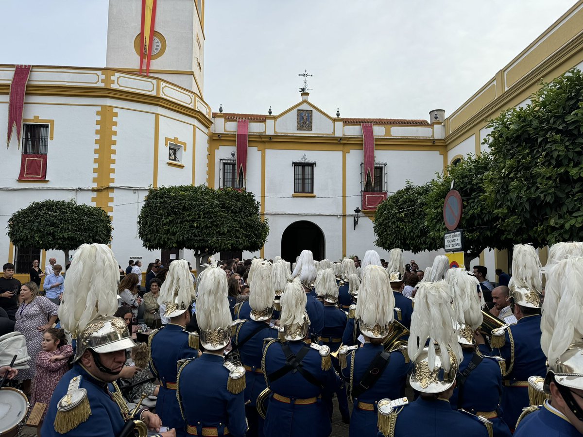 hdadjesusalgaba's tweet photo. El pasacalles de @bandasol , llega a la Parroquia de Nuestra Señora de las Nieves
#SonesdeSol
#JesusLaAlgaba #Madruga #MisionJesusLaAlgaba
#JesusdelosAbrazosInfinito
#DamadeAzul
#MujerVestidadeSol https://t.co/JT334FyImc