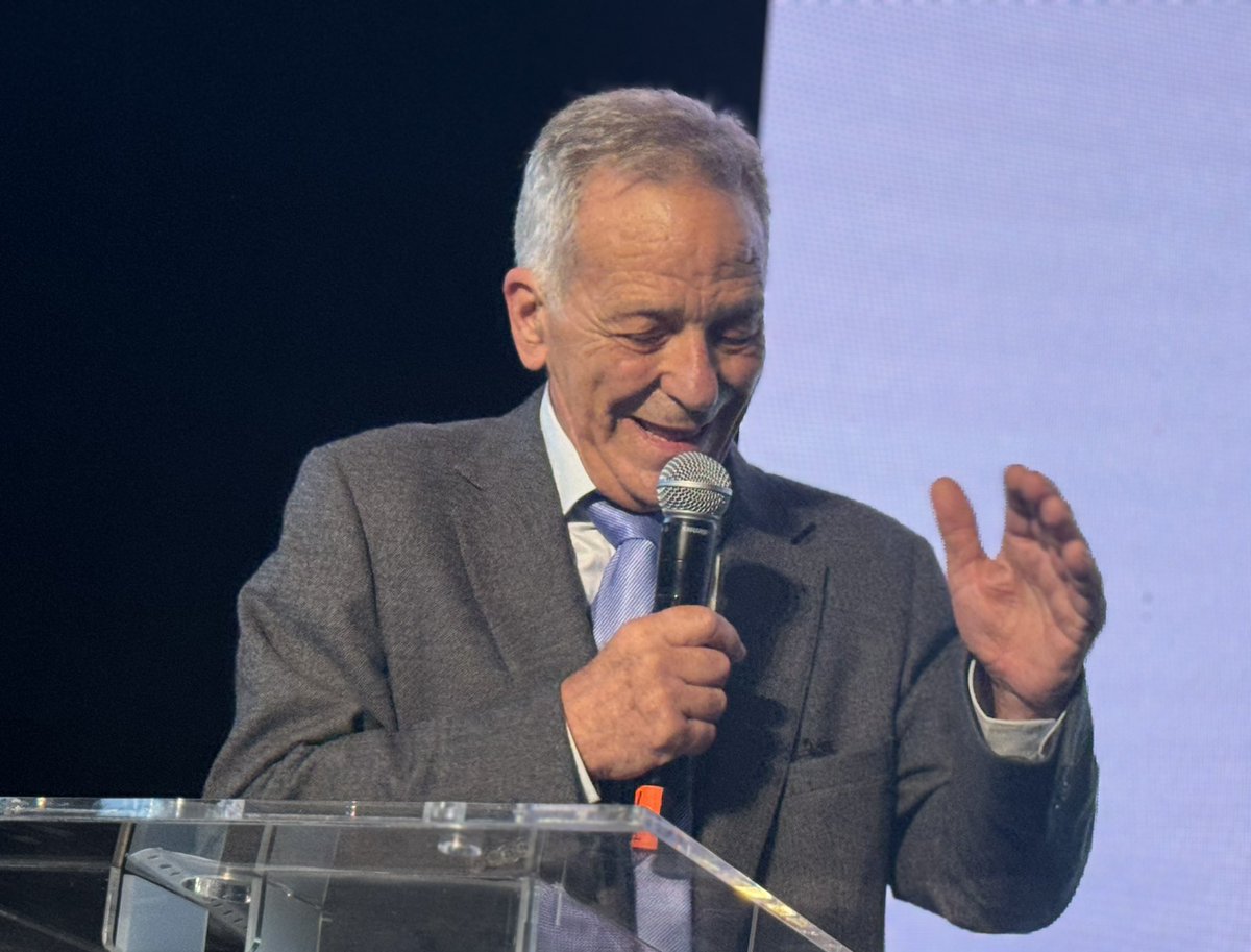 🔢 ¡Qué trayectoria! El ganador de la categoría Trayectoria Docente no solo ha transformado la enseñanza de las matemáticas, sino también la educación en Canarias 🌍. Pionero en iniciativas clave como el Día Escolar de las Matemáticas. ¡Un referente! 👏