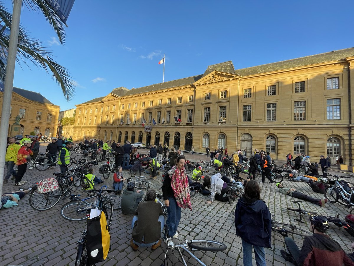 Velotaf_Metz's tweet photo. Hommage rendu à Paul devant @VilledeMetz.

C’est ensuite parti en Vélorution silencieuse dans les rues de Metz. 

La lutte continue, 

RIP Paul. https://t.co/j5fpsUe80X