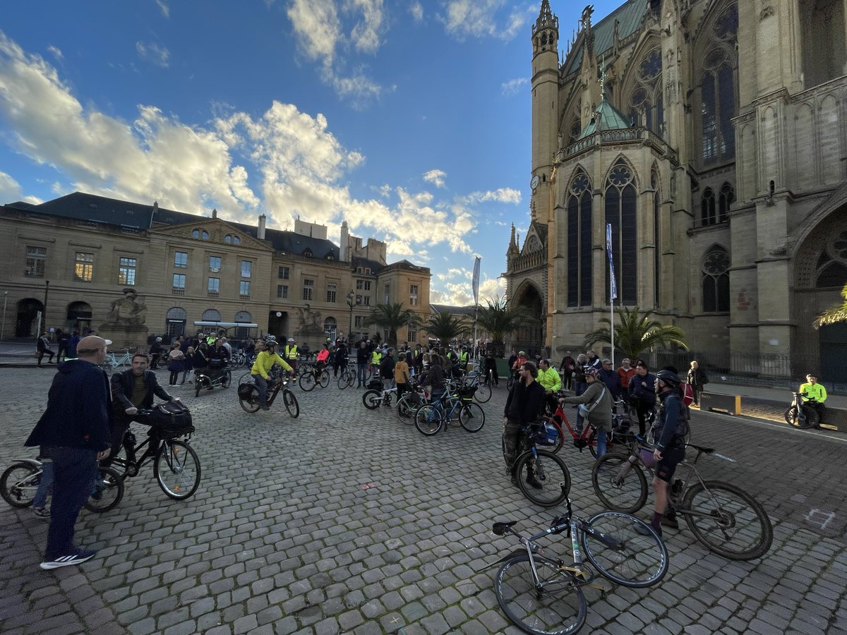 Velotaf_Metz's tweet photo. Hommage rendu à Paul devant @VilledeMetz.

C’est ensuite parti en Vélorution silencieuse dans les rues de Metz. 

La lutte continue, 

RIP Paul. https://t.co/j5fpsUe80X