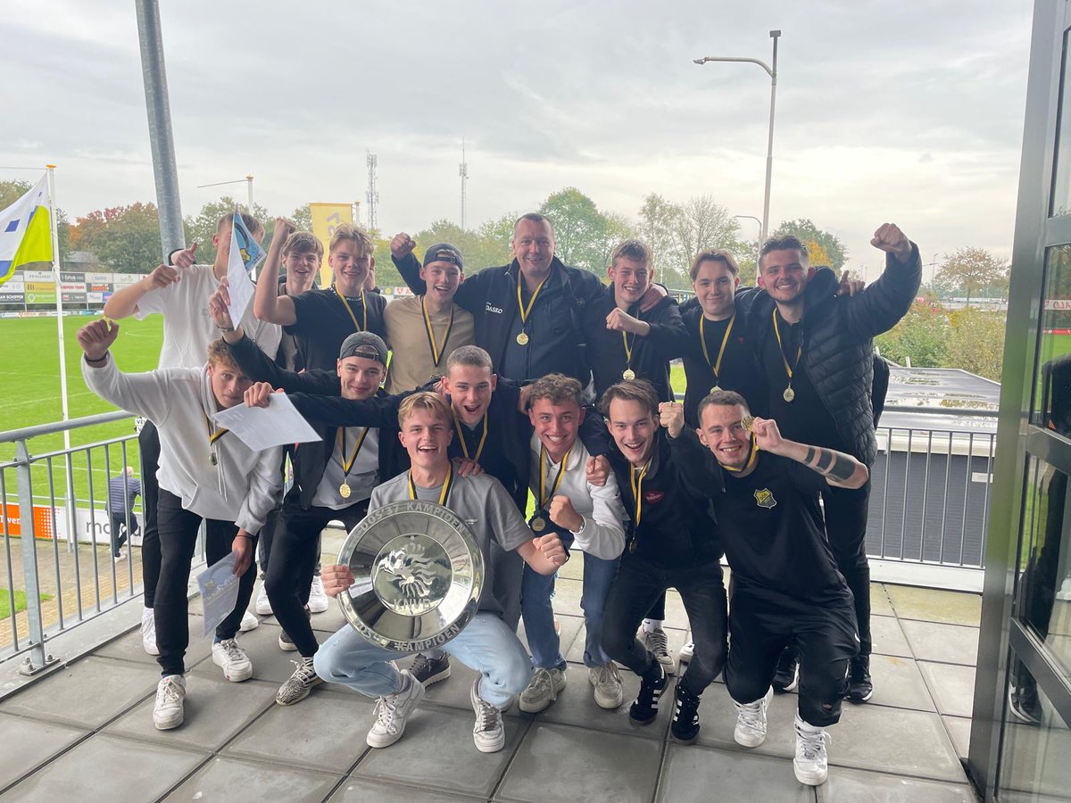 Vandaag de laatste speeldag van fase 1.

Na weer een mooie overwinning mocht JO8-3 zich vanmorgen terecht kampioen noemen. Een geweldige prestatie!

Vanmiddag werd JO19-2, na een fraaie overwinning, winnaar van de bekerfase. Ook reden voor een feestje!

Van harte gefeliciteerd!