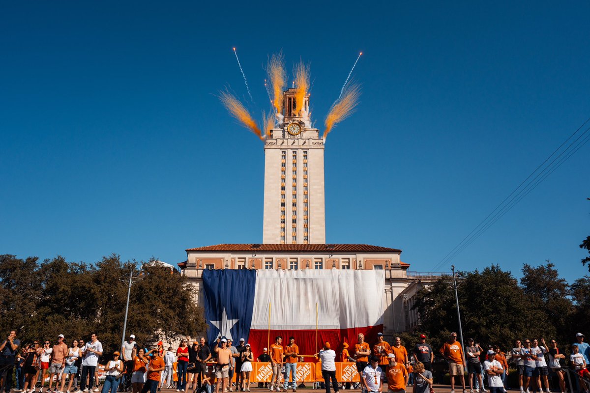 TexasLonghorns's tweet photo. the big stage 🤘

#HookEm https://t.co/OtOeNwEkYH