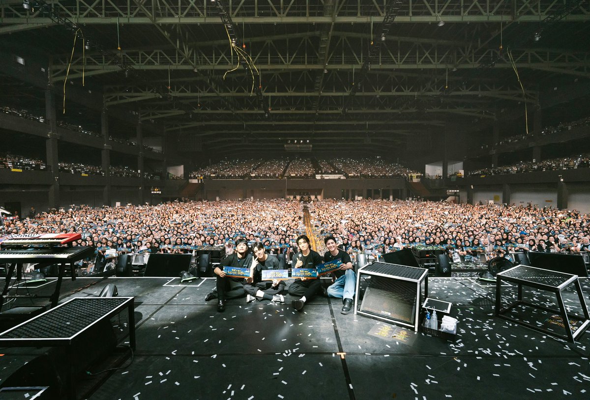 [ #DAY6_BEHIND ]
⠀
3RD WORLD TOUR <FOREVER YOUNG> in 
#JAKARTA 

어두운 공연장을 수놓은 마데 워치  🎆
내일도 빛내주실 거죠? 😆

=

My Day watches lit up the dark venue 🎆
You’ll shine bright again tomorrow,
right? 😆

#DAY6 #데이식스
#DAY6_3RD_WORLDTOUR
#FOREVER_YOUNG
#Band_Aid