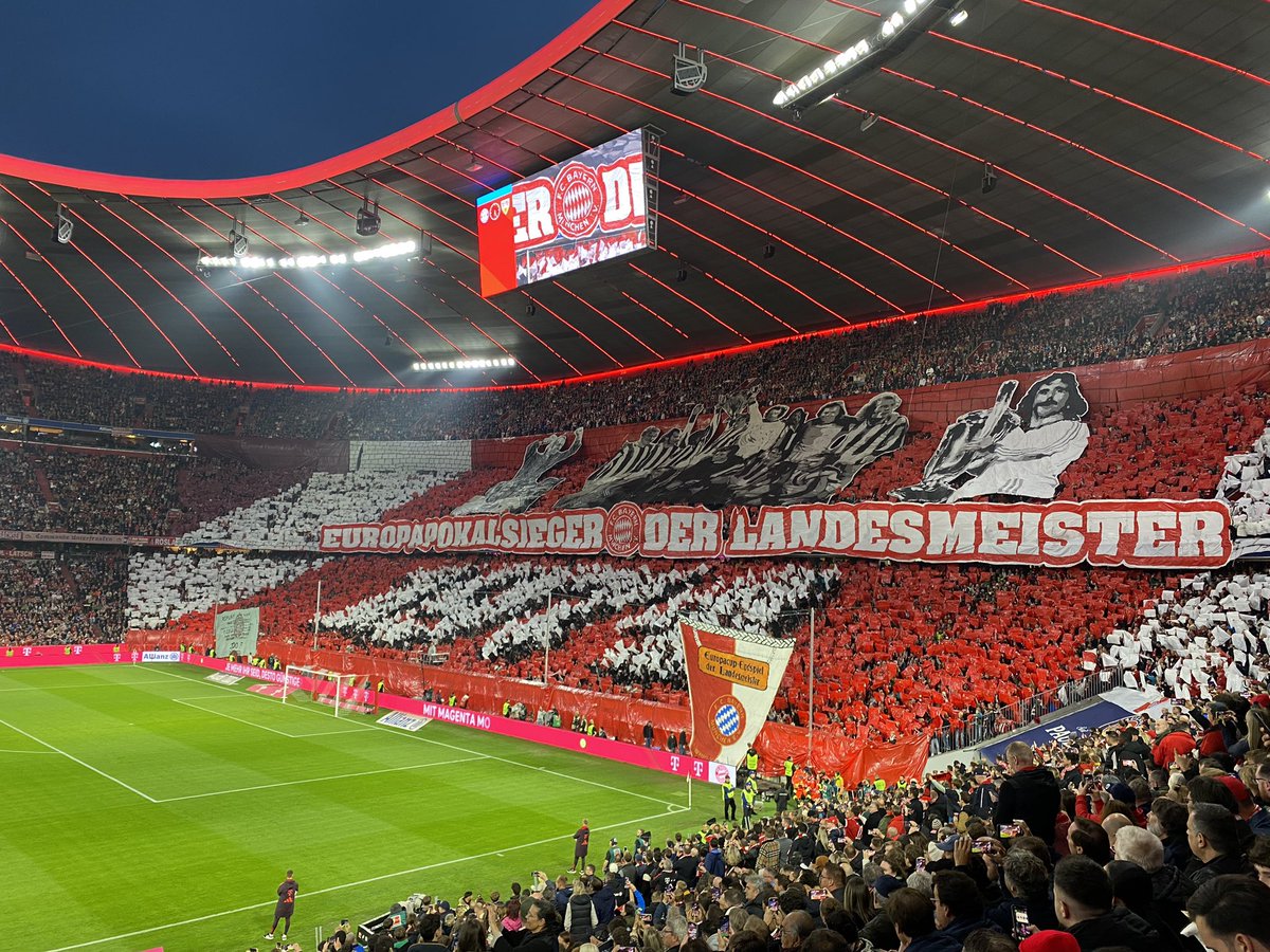 Stimmungsvoller Rahmen für den Südgipfel. #FCBayern #FCBVfB #dpareporter