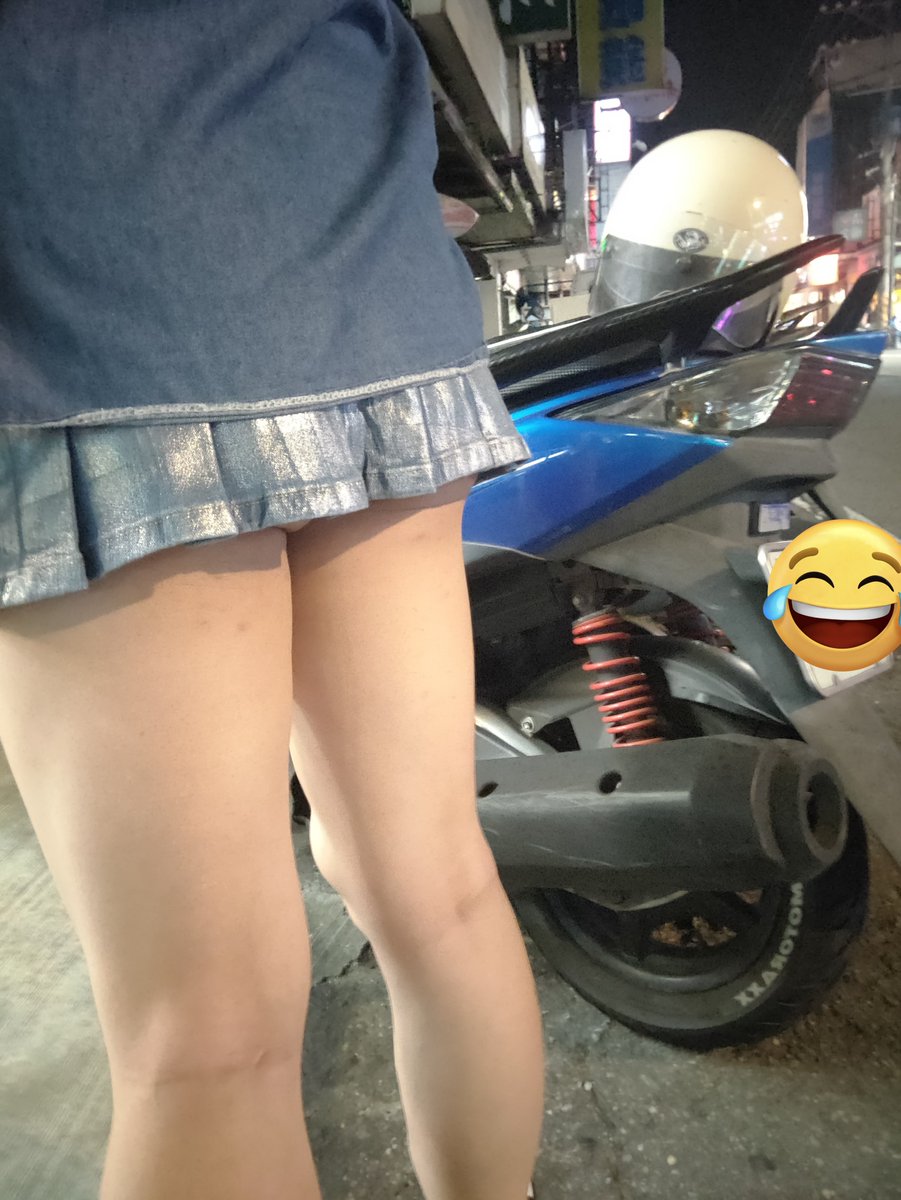 最近整個好累, 下班連散步都懶了, 幾乎吃飽就躺整個都胖了, 雖然不至於吃土但最近好吃緊🥹有沒有好心人要救救失學少女(x
上禮拜買的新裙子今天到了, 這個長度我好愛, 超低腰差不多28公分, 剛剛直接穿出門去買晚餐了🙈