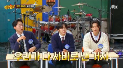 Yonghwa cerita tentang kontroversi handsync di music show.

Karena ga bisa tampil live, mereka di awal karirnya tuh handsync di music show. Tapi jadi banyak yang ngehujat mereka..

Akhirnya okelah pake duit kita sendiri gapapa, karena gabisa di stasiun TV, mereka sewa tempat