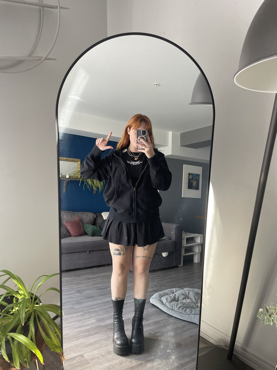 goddessMiaS's tweet photo. Bow your head and slide your wallet to me https://t.co/fD8GpZ2Hoo