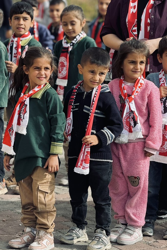 72yarasalar's tweet photo. Çocuklarımız geleceğimiz!

#Petrolspor https://t.co/5gG7kYyoIG
