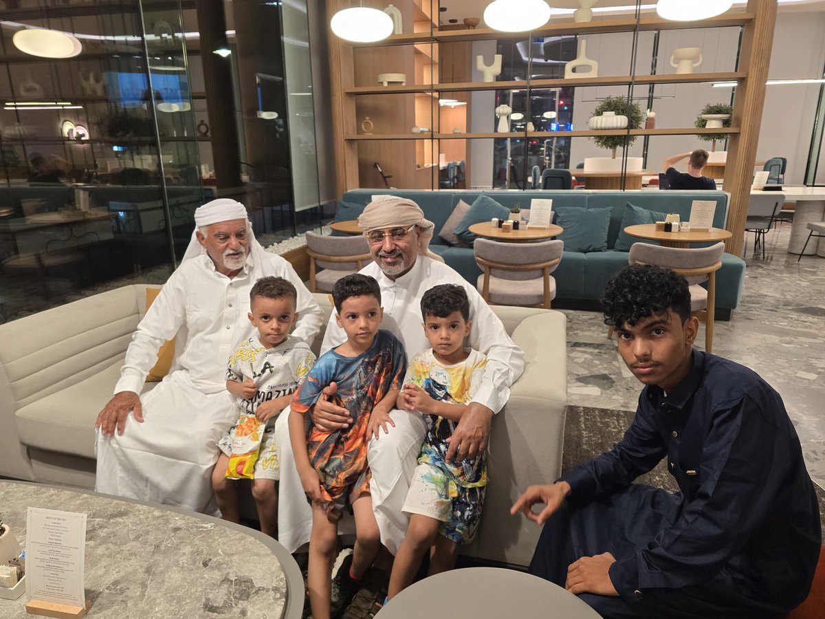 abwalshb1's tweet photo. علي درب الشهداء سائرون
عهد الرجال لرجال
والد وأبناء الشهيد عبداللطيف السيد https://t.co/np01IwILgR