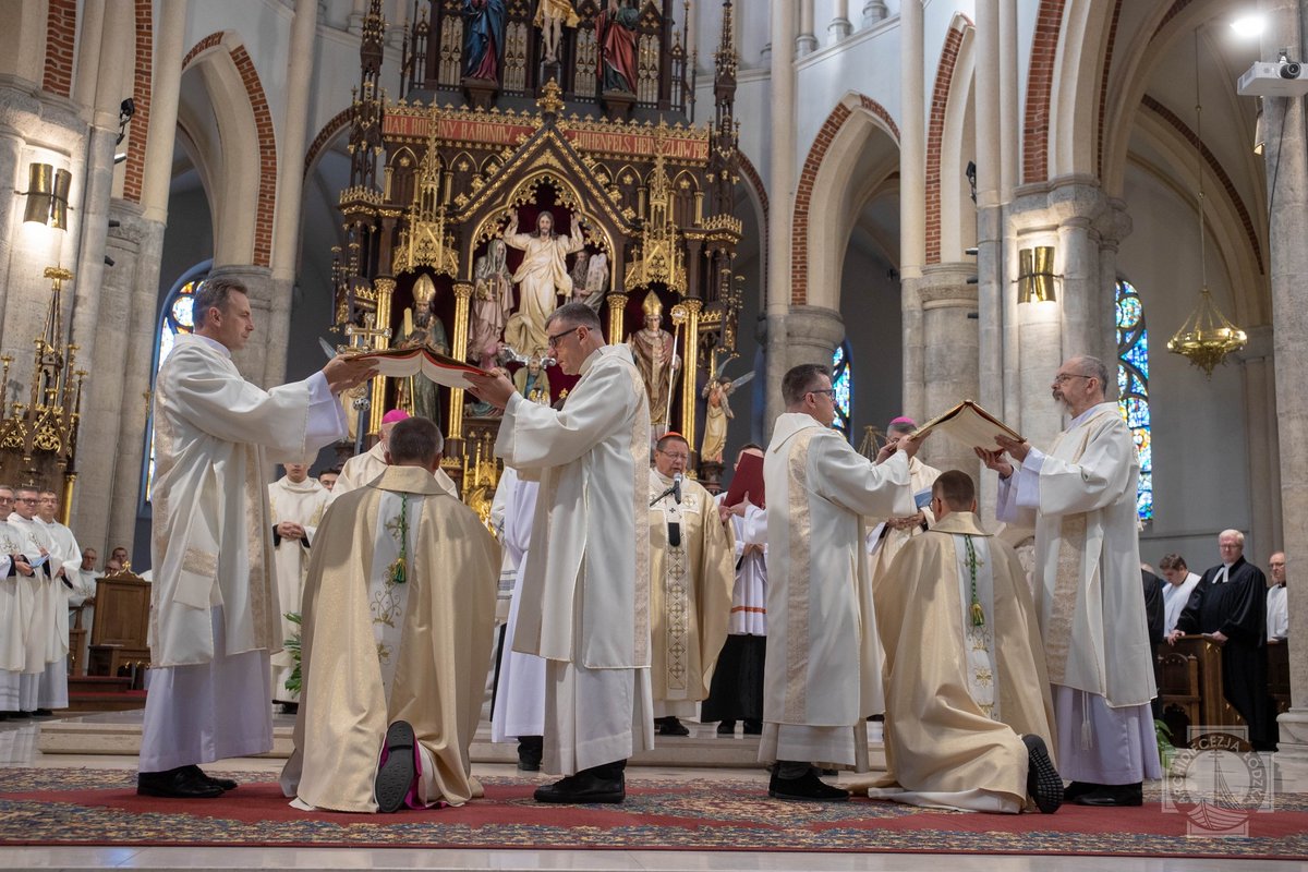 EpiskopatNews's tweet image. W bazylice archikatedralnej w Łodzi odbyły się dziś święcenia biskupie dwóch nowych biskupów pomocniczych @ArchLodz bp. Piotra Kleszcza OFM Conv. oraz bp. Zbigniewa Wołkowicza.  

#Relacja z uroczystości: episkopat.pl/doc/219890.W-L…

fot. ks. Paweł Kłys/ @ArchLodz