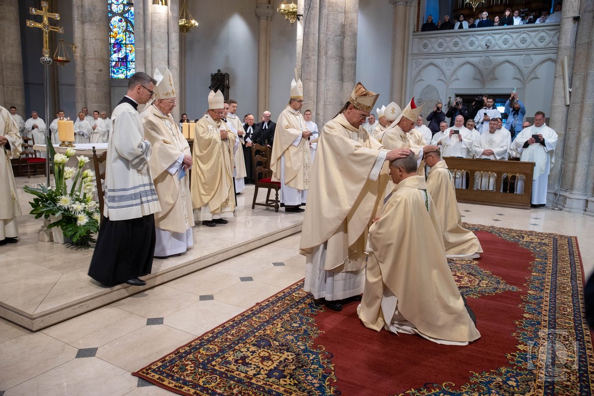 EpiskopatNews's tweet image. W bazylice archikatedralnej w Łodzi odbyły się dziś święcenia biskupie dwóch nowych biskupów pomocniczych @ArchLodz bp. Piotra Kleszcza OFM Conv. oraz bp. Zbigniewa Wołkowicza.  

#Relacja z uroczystości: episkopat.pl/doc/219890.W-L…

fot. ks. Paweł Kłys/ @ArchLodz