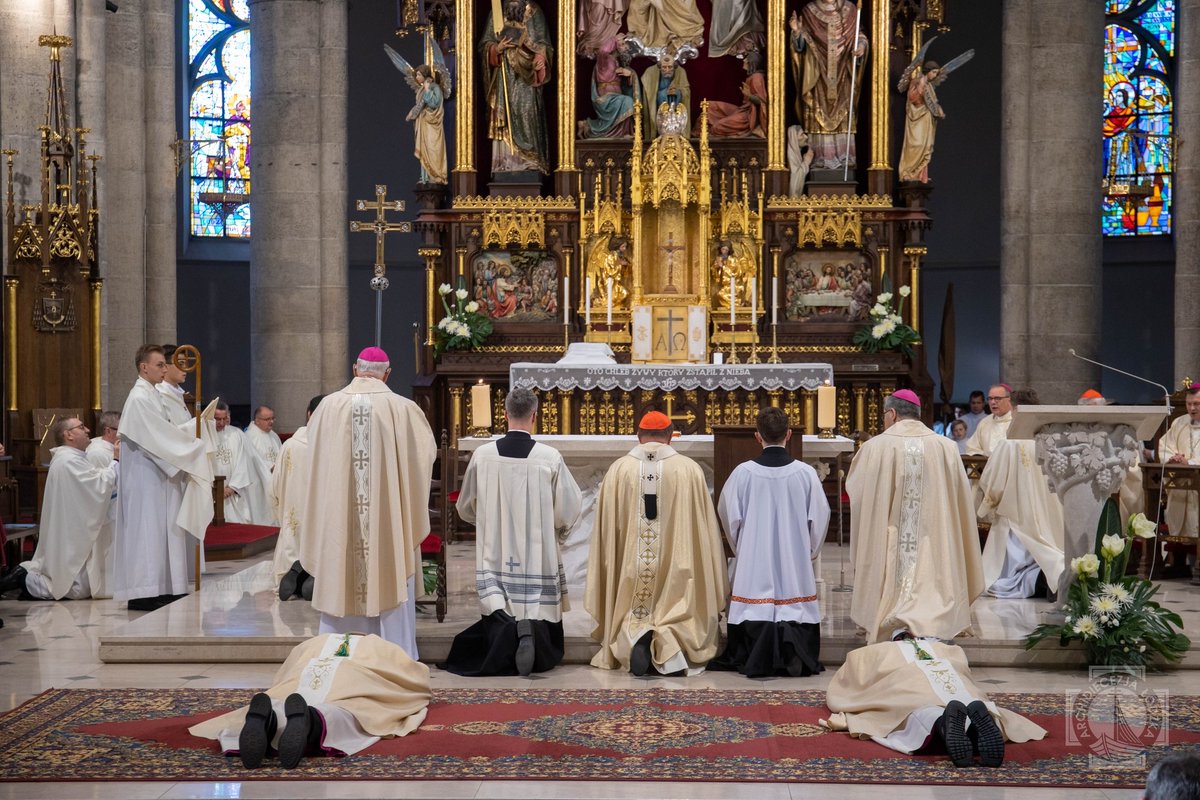 EpiskopatNews's tweet image. W bazylice archikatedralnej w Łodzi odbyły się dziś święcenia biskupie dwóch nowych biskupów pomocniczych @ArchLodz bp. Piotra Kleszcza OFM Conv. oraz bp. Zbigniewa Wołkowicza.  

#Relacja z uroczystości: episkopat.pl/doc/219890.W-L…

fot. ks. Paweł Kłys/ @ArchLodz
