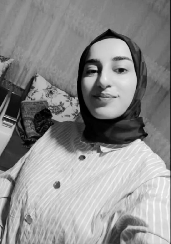 jinaparezer's tweet photo. Dicle Üniversitesi İlahiyat bölümünü kazanarak atanmanın düşük olduğunu ön görerek tekrar çalışıp 480 puanla VYY Üniversitesi Çoçuk gelişimini kazanan Mutlu ve İdealist Rojin’in 3. günde intihar edeceğini düşünmüyoruz. Rojin’in neden öldüğünü sormaya devam edeceğiz.! https://t.co/cW37VCNL90