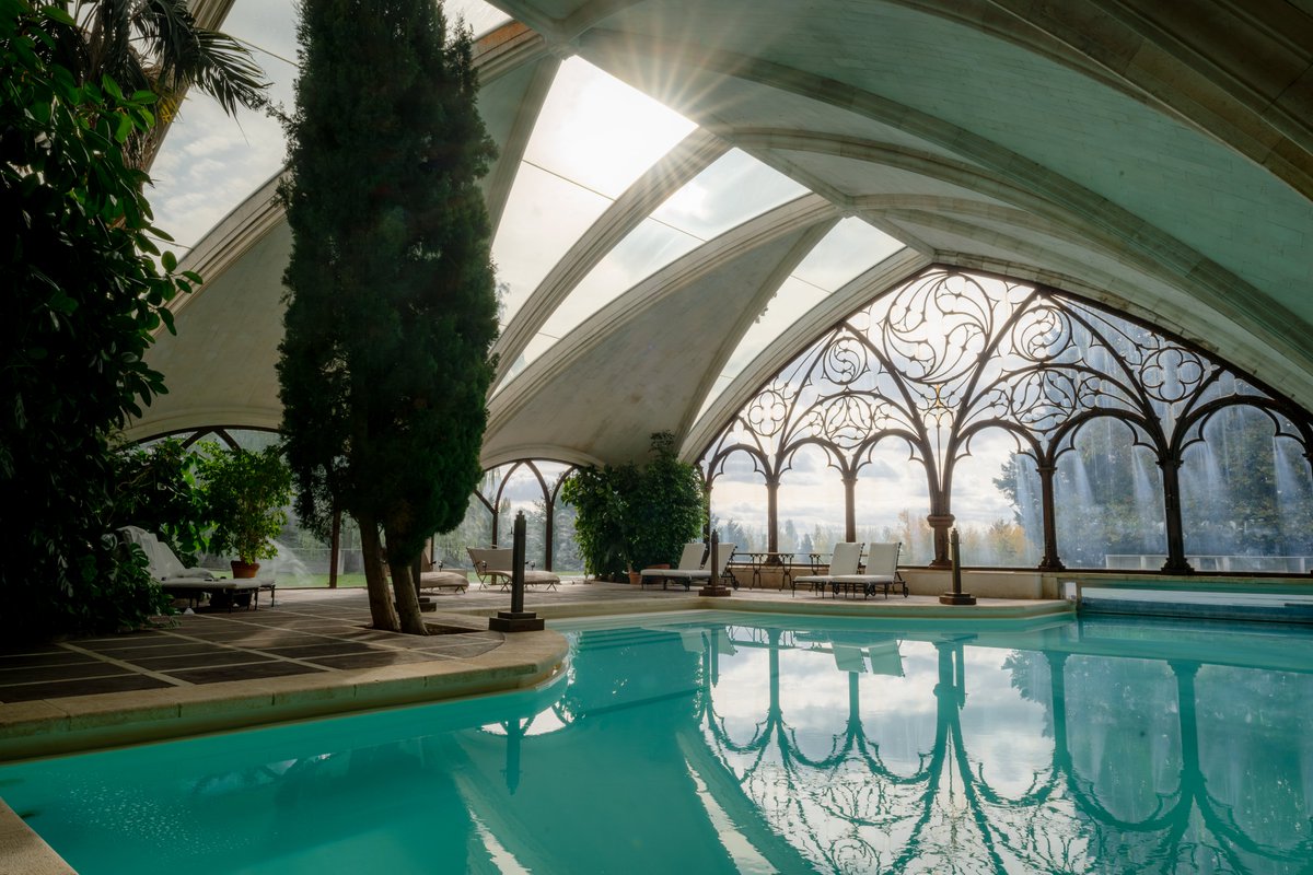 chocotuits's tweet photo. Podría ser una piscina en Rivendel generada por IA, pero existe y está en Burgos https://t.co/X0ntHU8J7X