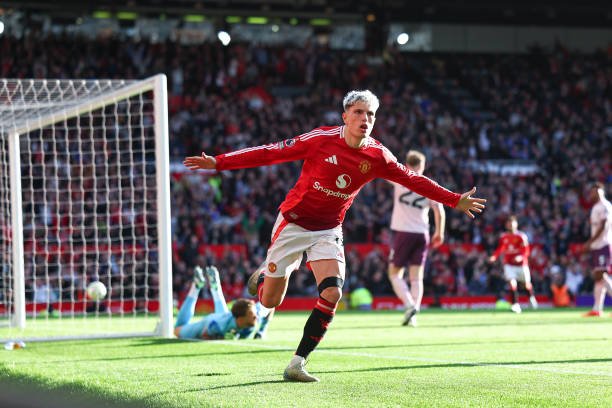 Con goles de Garnacho y Højlund, Manchester United venció 2-1 a Brentford