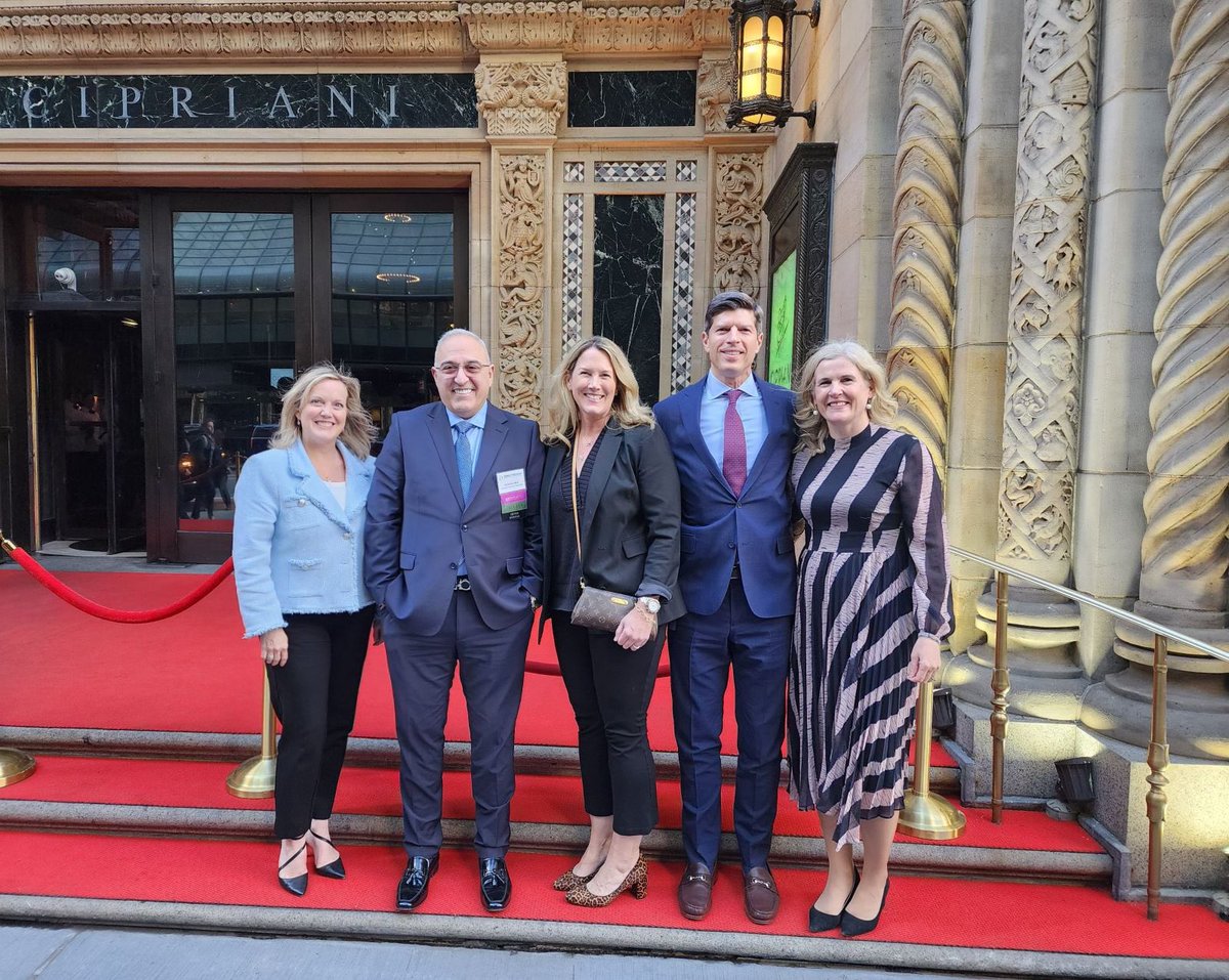 Proud to be with <a href="/AntonioNeri_HPE/">Antonio Neri</a> as he accepted the Ruth Bader Ginsburg Board Diversity Award on behalf of <a href="/HPE/">HPE</a> from <a href="/DirectWomen/">DirectWomen</a> yesterday. Having diverse perspectives around our board and management tables boosts innovation and accelerates our progress.