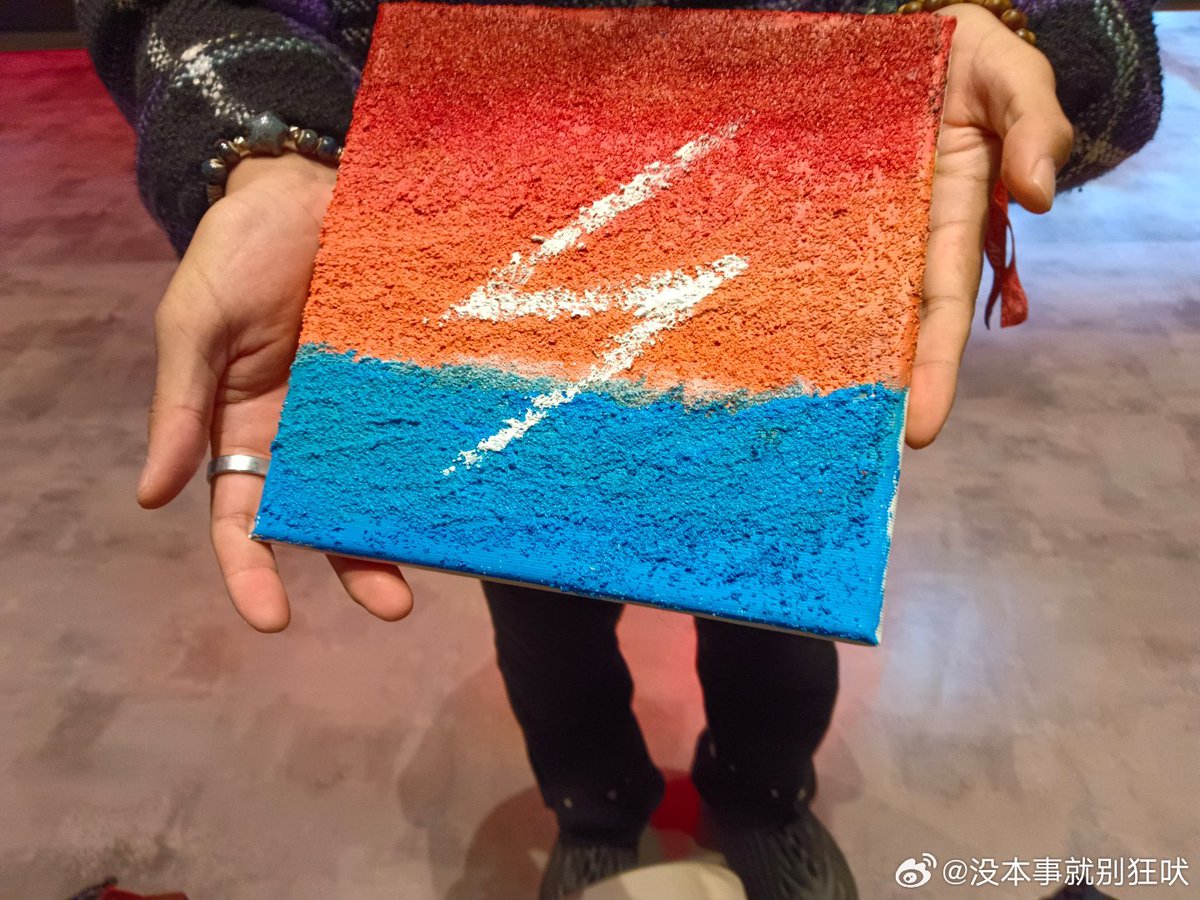 r1secakes's tweet photo. A Twelve received a painting from Liuye as part of a lucky draw from his concert tonight!
When Liuye painted this painting during his livestream he only did the r1se fandom colour. Seems like he added the symbol after 🥹

Credits: 让我们移动他移动他移动他, 没本事就别狂吠 | Weibo https://t.co/eNlZOHde7Y