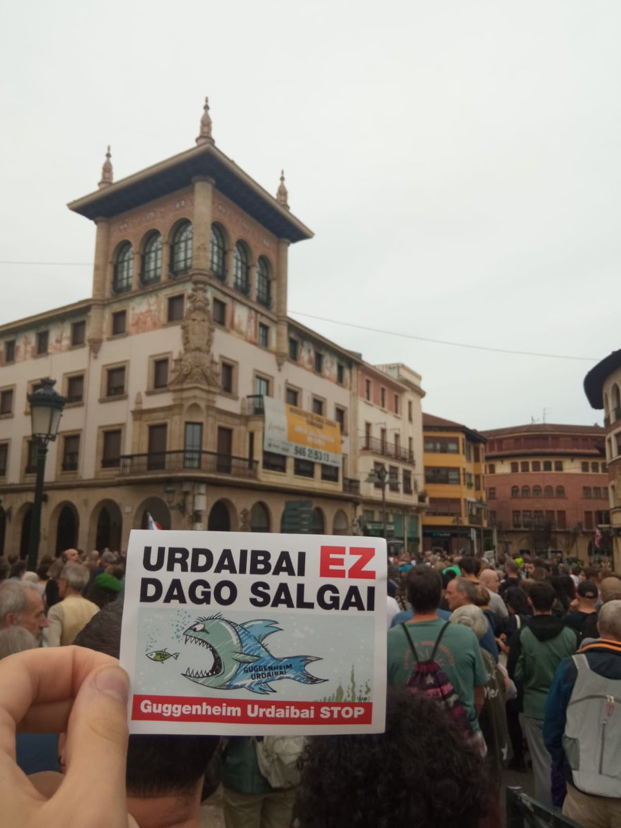 ernai_bergara's tweet photo. Bergarako gaztiak be Gernikara etorri ga astakeri hau salatzera.

#GuggenheimUrdaibaiSTOP https://t.co/cHfkSf4aui