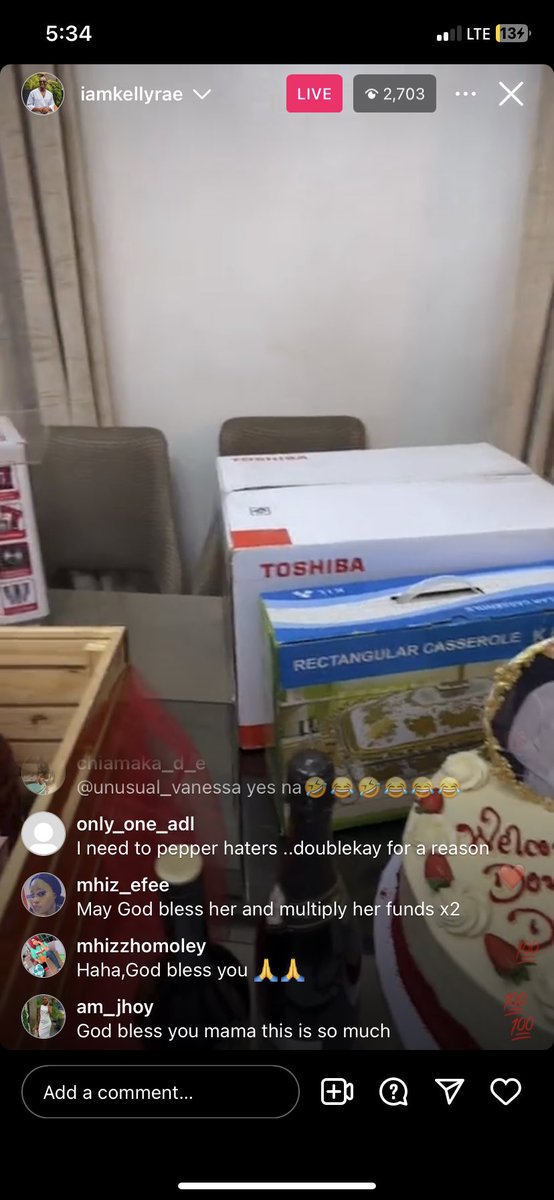 TserunD's tweet photo. KellyRae and kassia just got, 5m cheque, 1.9m naira MacBook 💻 , kitchen utensils and other 🎁 from only one person (mama)😭😭😭😭

#BBNaija https://t.co/oS9odbslSt