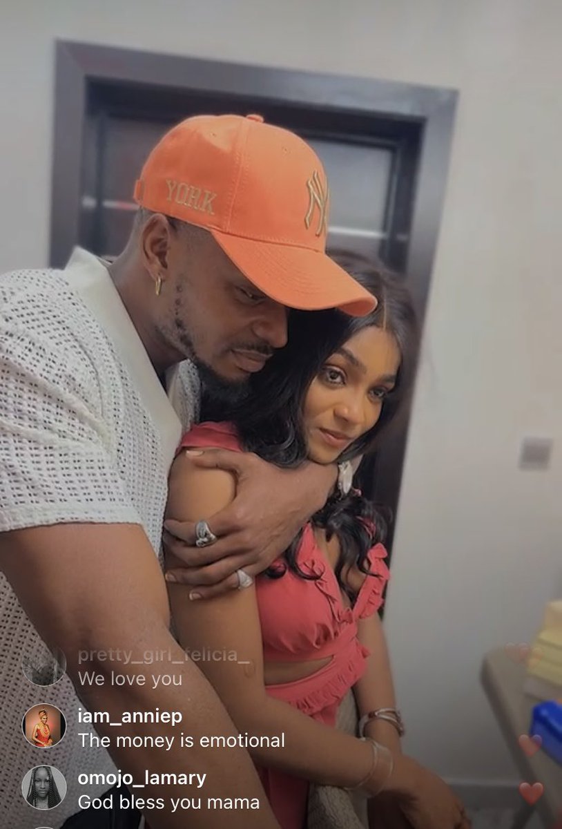TserunD's tweet photo. KellyRae and kassia just got, 5m cheque, 1.9m naira MacBook 💻 , kitchen utensils and other 🎁 from only one person (mama)😭😭😭😭

#BBNaija https://t.co/oS9odbslSt