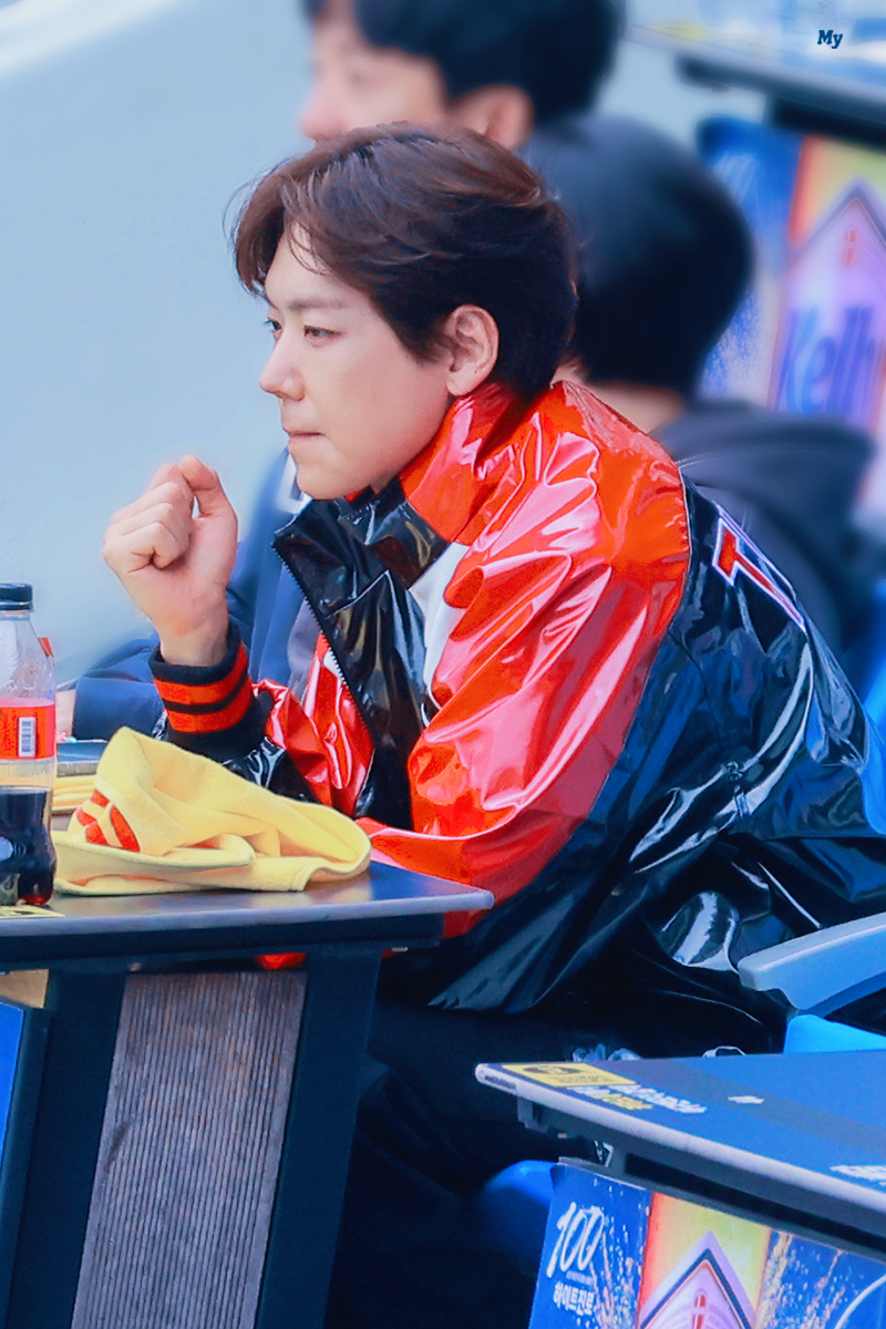 my_beloved_guys's tweet photo. 241019 플레이오프 4차전 #카이 #정기열 

야구장 관중석에 고양이 출입해도 돼요? 🐈‍⬛❤️ https://t.co/MSK3E4OnEh