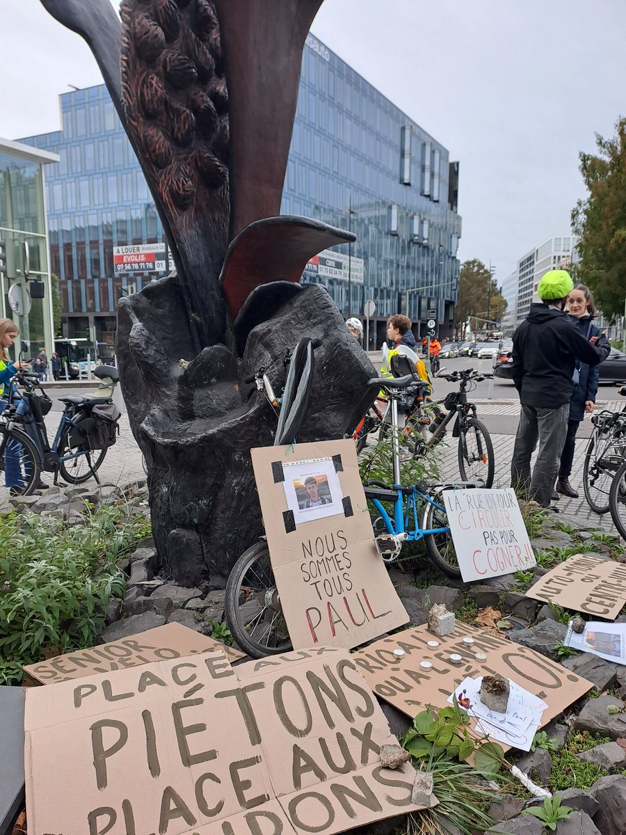 cyrilpasteau's tweet photo. 150 personnes peut-être à cet hommage à Paul Varry, tué volontairement. Aussi "les victimes, note un responsable d'asso cycliste VSGP, sont les personnes qui renoncent au vélo devant la violence." Il faut adapter la voirie, demande Stein  van Oosteren. Combat culturel, politique! https://t.co/sAsOa79JrC