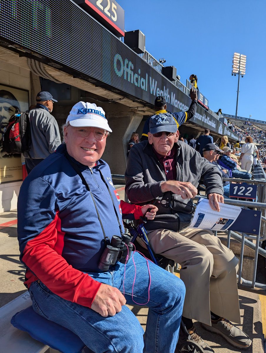 Having a great time watching #UConnFootball with my dad.  <a href="/UConnHuskies/">UConn Huskies</a> <a href="/UConnFootball/">UConn Football</a> #BleedBlue