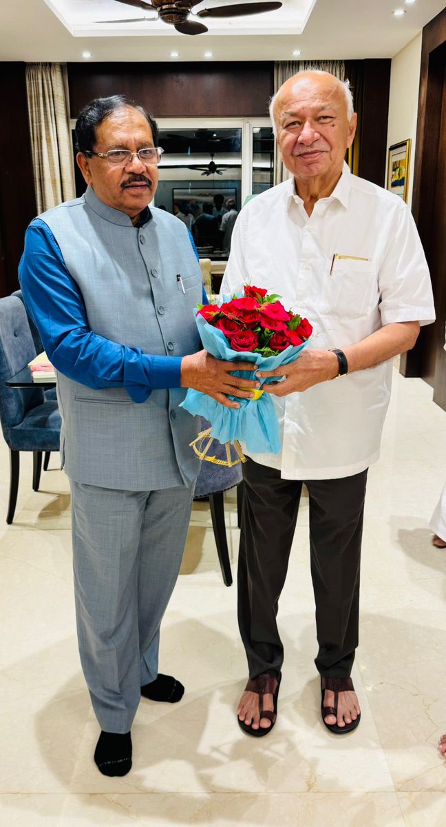 DrParameshwara's tweet photo. During my visit to Mumbai today, I also visited the residence of AICC leader @SushilShindeINC to inquire about his health and well-being. 

AICC leaders @OfficeofTSSD, Karnataka Minister @MBPatil and KPCC General Secretary @nivedithalva were also present. https://t.co/Stt87zwySI