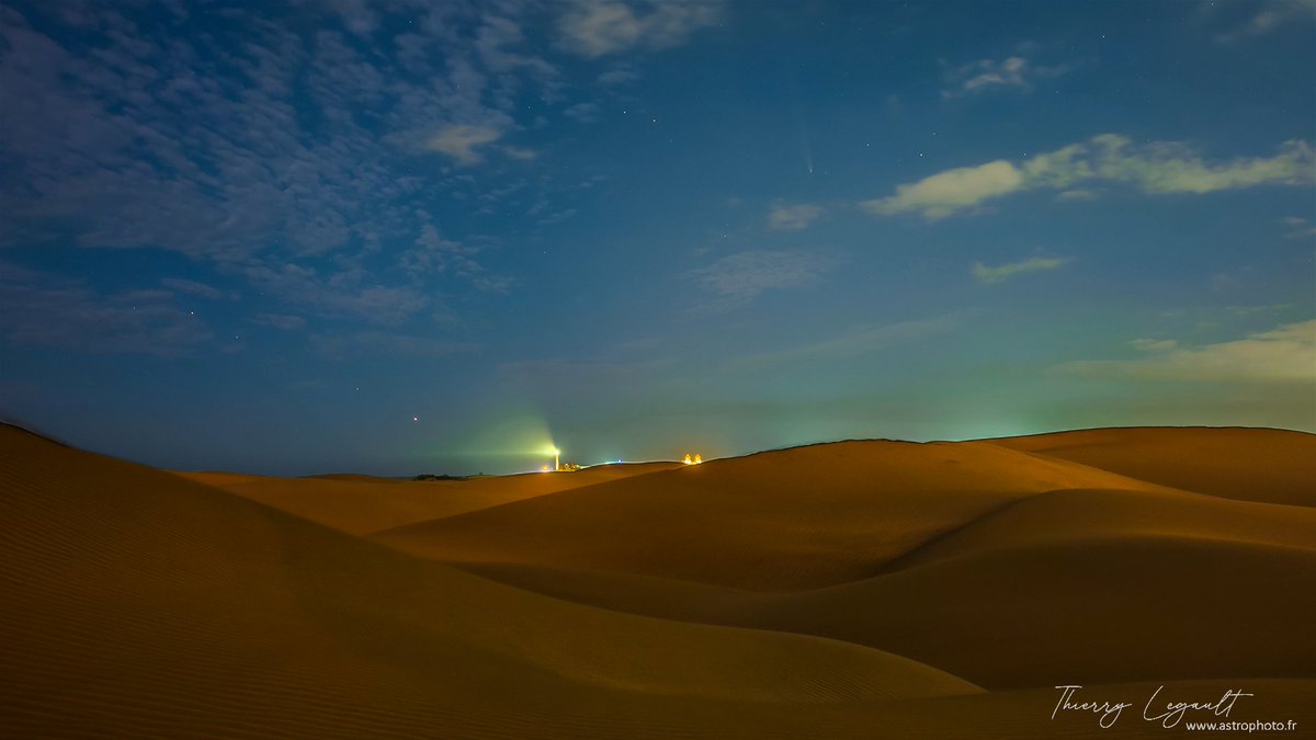 ThierryLegault's tweet image. My last shot of Tsuchinshan-ATLAS on Thursday from Maspalomas dunes (Gran Canaria), with a view of the lighthouse 馃槉
It's amazing to see how fast the comet moved away from Earth, just three days after my Monday shot in La Palma! 馃槻