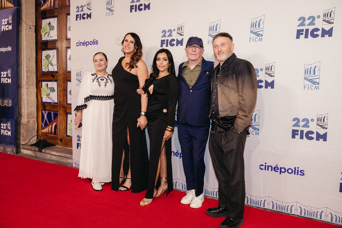 cineteando's tweet photo. 📽️ En la alfombra roja de la inauguración del FICM en su 22ª edición, asistió parte del elenco de Emilia Pérez, Karla Sofía Gascón, Adriana Paz, así como el director de la cinta Jacques Audiard. También acudió Liv Tyler, Yalitza Aparicio, Dolores Heredia, entre otros. #FICM2024 https://t.co/6Rn7yWIbQ5